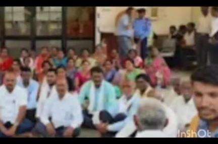 राजूरा: अल्ट्राटेक कंपनी समोर पालगाव वासियांचे रस्ता बांधकामासाठी  ठिय्या आंदोलन