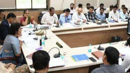 परभणी: जिल्हाधिकारी कार्यालयात पालकमंत्री मेघना बोर्डीकर यांच्या उपस्थित विविध विभागाची आढावा बैठक संपन्न