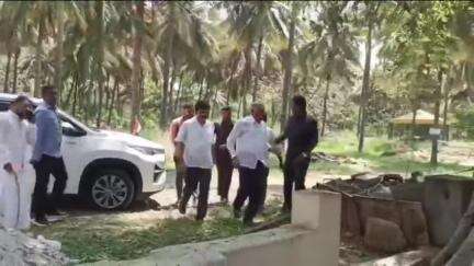ತುರುವೇಕೆರೆ: ಮಾಯಸಂದ್ರದ ಬಳಿ ಜಗ್ಗೇಶ್ ಮನೆಗೆ ಭೇಟಿ ನೀಡಿದ ಕೇಂದ್ರ ಸಚಿವ ವಿ ಸೋಮಣ್ಣ