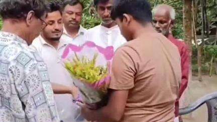 হরিহরপাড়া: খিদিরপুর কলোনি এলাকায় মাধ্যমিকে কৃতি ছাত্রকে সংবর্ধনা জানালো হরিহরপাড়া ব্লক কংগ্রেসের নেতৃত্বরা
