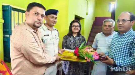 খাতড়া: নতুনডিহির বাড়িতে খাতড়া মহকুমা প্রশাসনের পক্ষ রাজ্যে মেধা তালিকায় সপ্তম স্থানাধিকারী ছাত্রীকে সংবর্ধনা জানানো হল