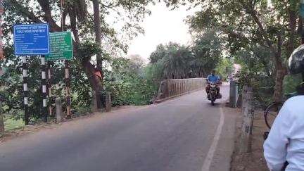 মঙ্গলকোট: মঙ্গলকোটের সারঙ্গপুরে রাজ্য সড়কে রয়েছে সংকীর্ণ জরাজীর্ণ সেতু, যাতায়াত সমস্যায় মানুষজন #jansamasya