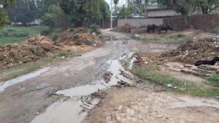 तहसील धौराहरा ब्लॉक ईसानगर ग्राम पंचायत चिपकाहा माजरा कबीरपुर यह जल निगम वालों की लापरवाही है जो कनेक्शन करा गए हैं उसमे