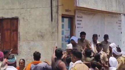 मेहकर: पेनटाकळी येथे अतिक्रमण हटाव मोहिमेदरम्यान अफवा पसरल्याने गावकरी आक्रमक, सध्या परिस्थिती नियंत्रणात