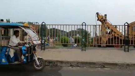 কাঁকসা: নিয়ন্ত্রণ হারিয়ে পানাগড় গ্রামের কাছে জাতীয় সড়কের উপর উল্টালো মাছ ভর্তি পিকআপ ভ্যান,ঘটনাস্থলে কাঁকসা থানার পুলিশ