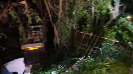 কদম: গাগলডুবিত পথ দুৰ্ঘটনা, নিয়ন্ত্ৰণ হেৰুৱাই পথৰ কাষৰ দ খাৱৈত সোমাই পৰে এখন মালবাহী বাহন