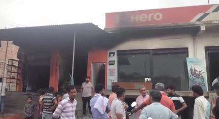 तालबेहट: बार में अज्ञात कारणों के चलते फर्नीचर की दुकान में लगी आग, हीरो एजेंसी भी आग की चपेट में आई
