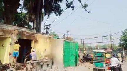 পুরুলিয়া ২: রবীন্দ্রনাথ ঠাকুরের মূর্তি বসানো হবে তাই ভেঙে দেওয়া হল পরপর তিনটি দোকান রবীন্দ্র ভবনের সামনে