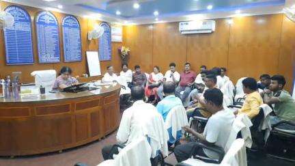 কৃষ্ণনগর ১: আলোচনার মাধ্যমে অবশেষে কাটলো জট;কর্মবিরতি প্রত্যাহার করে কাজের যোগদান সাফাই কর্মীদের,৭২ ঘণ্টার মধ্যে হবে শহর পরিষ্কার