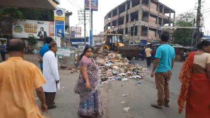 কৃষ্ণনগর ১: সাফাই কর্মীদের কর্মবিরতি উঠতেই নিজে দাঁড়িয়ে থেকে শহর পরিষ্কার শুরু করালেন কৃষ্ণনগর পৌরসভার চেয়ারম্যান রিতা দাস