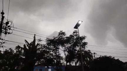 ধুবুৰী ভাগ: চহৰত বতৰে লৈছে কালৰূপ, কলা ধুমুহা আৰু প্ৰচণ্ড বৰষুণৰ বাবে যাতায়ত বন্ধ