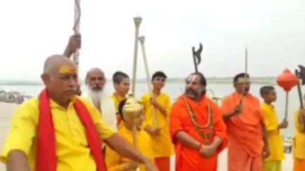 सोरांव: श्रृंगवेरपुर धाम में साधु संतों द्वारा शस्त्रों का किया गया अभ्यास, प्रधानमंत्री से हुई पाकिस्तान पर कूच करने की मांग