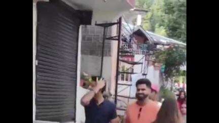 धर्मशाला: मैक्लोडगंज की वादियों का लुत्फ लेते हुए पंजाब किंग्स के कप्तान श्रेयस अय्यर, स्थानीय दुकानदारों से खरीदा सामान