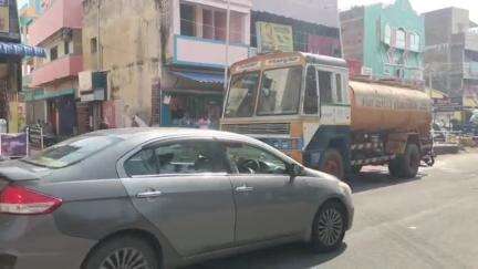 நத்தம்: நத்தம் அருகே குடிதண்ணீர் லாரி  வரவில்லை என லாரி முன் படுத்து இளைஞர் அலப்பறை