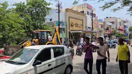 விருதுநகர்: விருதுநகர் நெடுஞ்சாலை துறை அலுவலகத்தில் இருந்து நகராட்சி எல்லைக்குட்பட்ட பகுதிகளில் 4 கி.மீ தூரத்திற்கு ஆக்கிரமிப்புகள் அகற்றம்.