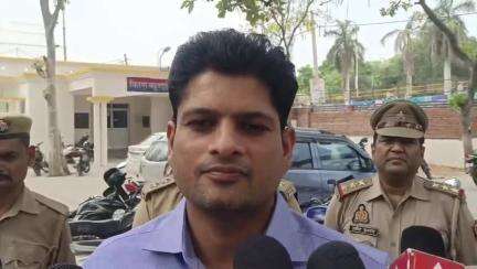 पुलिस अधीक्षक रायबरेली द्वारा पुलिस कार्यालय परिसर से पीआरवी को 10 मोटरसाइकिल वाहनों को हरी झंडी दिखाकर किया गया रवाना