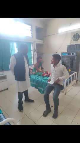 कसडोल: नगर पंचायत अध्यक्ष नागेश्वर साहू मधुमक्खी के काटने से घायल मरीजों से मिलने पहुंचे सीएचसी कसडोल