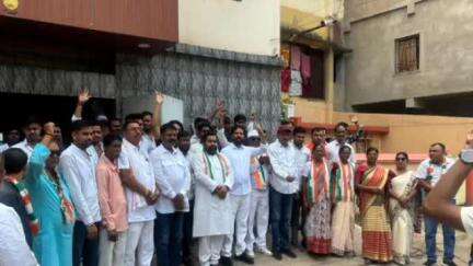 आदित्यपुर गम्हरिया: एस टाइप स्थित कांग्रेस प्रदेश महासचिव के आवासीय कार्यालय से सैकड़ों निजी वाहनों में सवार होकर कांग्रेस कार्यकर्ता निकले