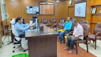 आदित्यपुर गम्हरिया: उपायुक्त कार्यालय में साप्ताहिक जनता दरबार का आयोजन, कई मामले लेकर पहुंचे फरियादी