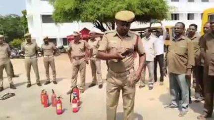 ஈரோடு: பெருந்துறை சாலையில் உள்ள தனியார் பள்ளி வளாகத்தில் பள்ளி வாகனங்களை ஆய்வு செய்வதை ஆட்சியர் பார்வையிட்டார்