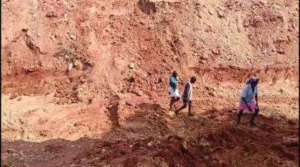 சிவகங்கை: மயானம் செல்லும் வழியே இல்லா வாழ்க்கை திருமன்பட்டி கிராம மக்களின் கண்கலங்கும் காட்சிகள்