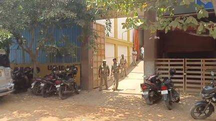 காரைக்குடி: சுப்பிரமணியபுரம் பகுதி வங்கி பாதுகாப்பு பணியில் ஈடுபட்டிருந்த ஆயுதப்படை காவலர்  உயிரிழப்பு  காவல் கண்காணிப்பாளர் நேரில் விசாரணை