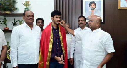 గుంటూరు: సివిల్స్ పరీక్షల్లో జాతి స్థాయిలో సత్తా చాటిన గుంటూరుకు చెందిన పవన్ కళ్యాణ్ ను అభినందించిన నగర మేయర్ కోవెలమూడి రవీంద్ర