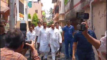 কলকাতা: কাশ্মীরে নিহত সমীর গুহর বেহালার সখের বাজারের বাড়িতে পৌঁছে তাদের হাতে আর্থিক সাহায্য তুলে দিলেন রাজ্যের দুই মন্ত্রী