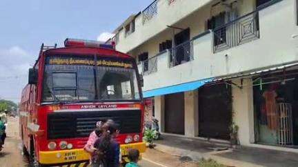 நாமக்கல்: பொன்விழா நகரில் வீட்டில் புதிய சிலிண்டர் மாற்றி அடுப்பை பற்ற வைத்த போது திடீரென தீப்பிடித்ததால் பரபரப்பு ஏற்பட்டது