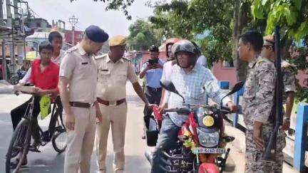 দিনহাটা ২: ঘাটপাড়ে এসডিপিও-র উপস্থিতিতে ট্র্যাফিক পুলিশের বিশেষ নাকা চেকিং