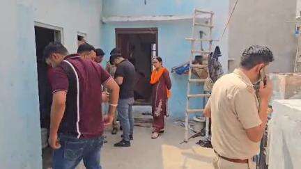 झज्जर: झज्जर के छावनी मोहल्ले में प्रवासी मजदूर महिला ने फांसी लगाकर की आत्महत्या