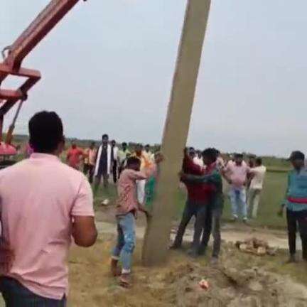 बैरिया: बैंजुआ पंचायत के दीयरवर्ती इलाके में पहली बार ग्रामीणों को मिलेगी बिजली, पोल लगाने का काम शुरू