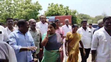தூத்துக்குடி: மீன்பிடித்துறைமுகத்தில் விசைப்படகு தொழிலாளர்களுக்கு அரிசி உள்ளிட்ட நலத்திட்ட உதவிகள் அமைச்சர் கீதாஜீவன் வழங்கினார்