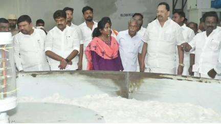 கமுதி: அச்சங்குளத்தில் நூற்பாலையில் அமைச்சர் காந்தி ஆய்வு