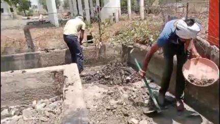 मालेगाव: शहरातील पाण्याच्या टाकी समोरील प्राण्यांच्या पाणी पिण्याचा होत सामाजिक कार्यकर्ते गजानन काळे यांनी केला स्वच्छ