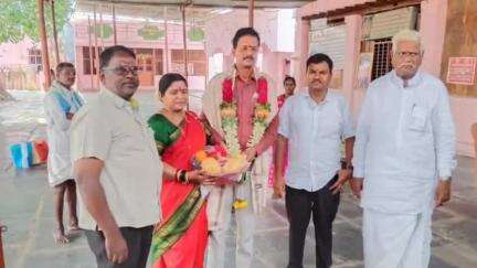 రాయదుర్గం: ప్రసిద్ధ పుణ్యక్షేత్రం మురడి ఆంజనేయస్వామి ఆలయాన్ని సందర్శించిన బళ్లారి ఎంపి తుకారాం, సండూరు ఎమ్మెల్యే అన్నపూర్ణ