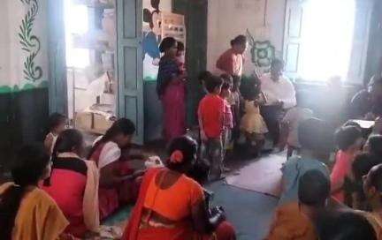 గాంధారి: గండిపేట్ తండాలోని అంగన్వాడి కేంద్రంలో 142 మంది చిన్నారులకు కంటి వైద్య పరీక్షలు నిర్వహించిన వైద్యులు