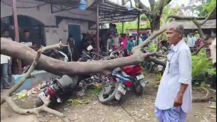 ইসলামপুর: অল্পের জন্য প্রান রক্ষা পেল জমি রেজিস্ট্রি করতে আসা মানুষজন