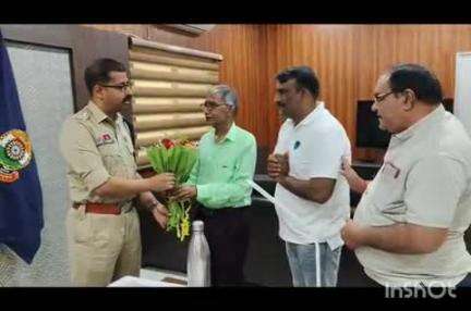 नवपदस्थ पुलिस अधीक्षक से भेंट की चेम्बर ऑफ़ कामर्स के पदाधिकारी,रतन शर्मा के नेतृत्व में गुलदस्ता भेंटकर किया स्वागत