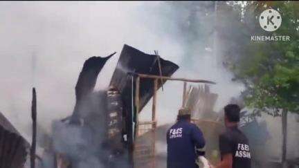তিতাবৰ: বৰএৰা গাঁৱৰ জৱাহৰ নবোদয় বিদ্যালয়ৰ সমীপত ভয়ংকৰ অগ্নিকাণ্ড , জুইত সম্পূৰ্ণ ৰূপে জাহ যায় এটা বাসগৃহ