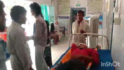 मदनपुर: प्रखंड बाजार के समीप अनियंत्रित होकर बाइक पलटी, बाइक पर सवार 2 लोग हुए घायल