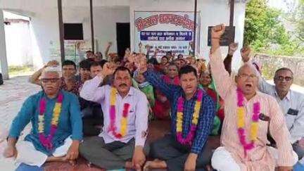 द्वाराहाट: ग्राम मैनोली के ग्रामीण जल जीवन मिशन की कार्यप्रणाली के खिलाफ क्रमिक अनशन पर बैठे #jansamasya