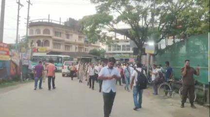 নলবাৰী: ভোটগ্ৰহণৰ বাবে সাজু জিলা প্ৰশাসন, চহৰস্থিত চৰকাৰী গৰ্ডন উচ্চতৰ মাধ্যমিক বিদ্যালয়ৰ পৰা ৰাওনা পুলিং প্ৰিজাইডিং বিষয়া