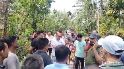 বিশ্বনাথ: বিহালীৰ বাহঁবাৰীত বতাহধুমুহাৰ ফলত ক্ষতিগ্ৰস্তহোৱা পৰিস্থিতিৰ  পৰিদৰ্শন সাংসদ ৰঞ্জিত দত্তৰ
