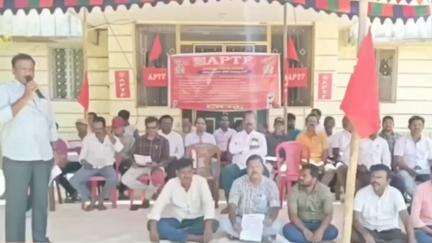 ఎమ్మిగనూరు: ఎమ్మిగనూరులో ఎమ్మార్వో కార్యాలయం ముందు ఏపీటీఎఫ్  నాయకులు నిరసన.. బకాయిలను సిపిఎస్ జిపిఎస్ ను రద్దు చేయాలని డిమాండ్