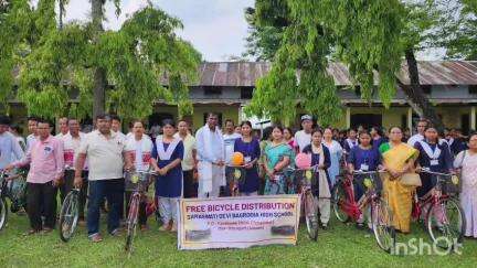 টেঙাখাত: দুলীয়াজানৰ সৰস্বতী দেৱী বাগ্ৰোদিয়া হাই স্কুলত বিনামূলীয়া চাইকেল বিতৰণ কৰিলে বিধায়ক তেৰচ গোৱালাই