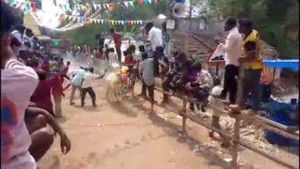 கே.வி.குப்பம்: மேல்மாங்குப்பம் பகுதியில் காளியம்மன் திருவிழாவை ஒட்டி நடைபெற்ற எருது விடும் திருவிழா