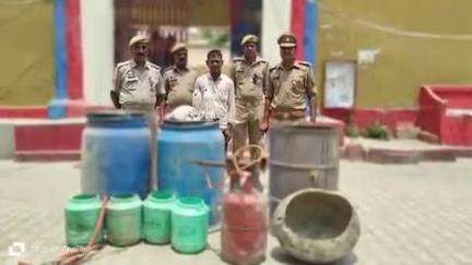 सिकंदरपुर: सिसोटार दियारे से 30 लीटर अवैध कच्ची शराब के साथ एक व्यक्ति को किया गया गिरफ्तार
