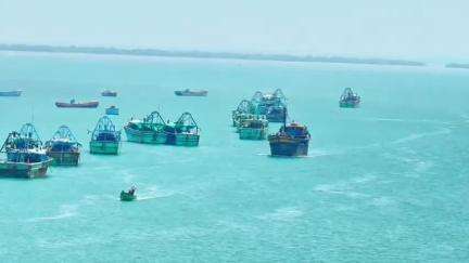 இராமேஸ்வரம்: பாம்பன் பாலம் வழியாக கடந்து சென்ற பாய்மர கப்பல்