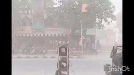 फुलंब्री: फुलंब्री शहरातील खुलताबाद रस्त्यावर जोरदार वादळात दुचाकी चालकासह व्यावसायिकांची उडाली धांदल